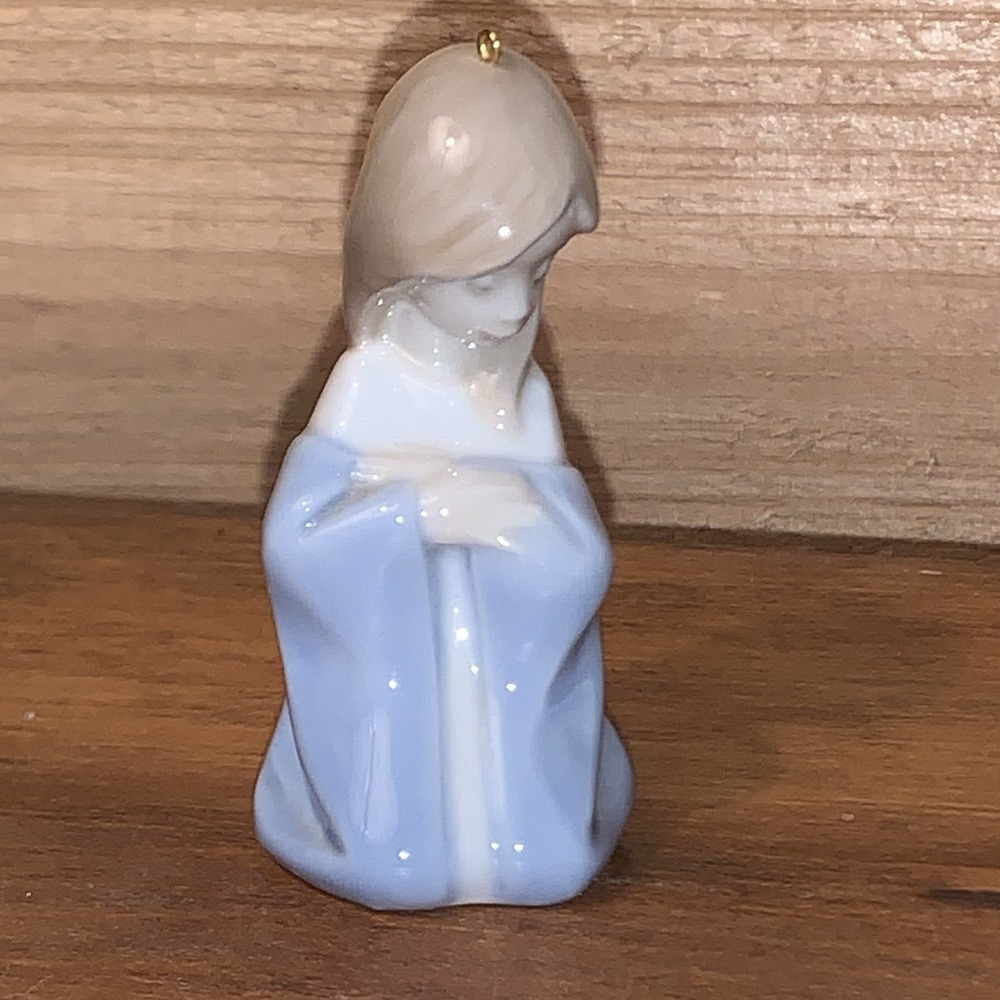 Vintage 1989 Lladro Nativity Virgin Mary Kneeling Christmas Ornament‎ Blue White